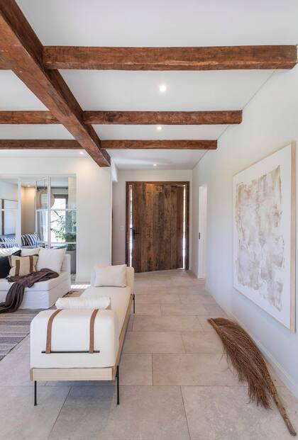 La gran puerta hecha en madera anchico por Casa Góngora.