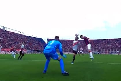 La gran salvada de Mammana defendiendo de cabeza cuando era gol de Blandi para San Lorenzo; iban 41 minutos del segundo tiempo y River ganaba 1-0