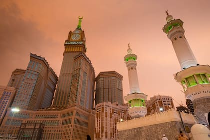 La gran torre del reloj (Hotel Hilton Makkah Convention), vista desde el lado elevado de la mezquita Haram, en La Meca, Arabia Saudita