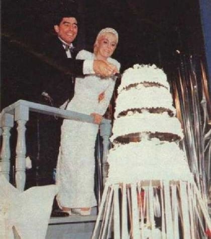 La gran torta de Diego Maradona y Claudia Villafañe: tenía 8 pisos y medía dos metros