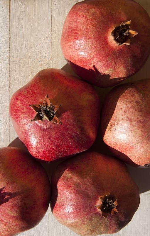 La granada tiene altos niveles de antioxidantes que combaten los radicales libres e impiden el envejecimiento celular