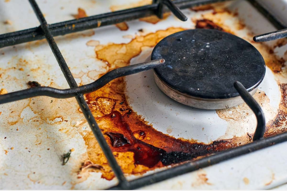 La grasa acumulada en hornos y asaderas es un dolor de cabeza para quienes limpian la casa