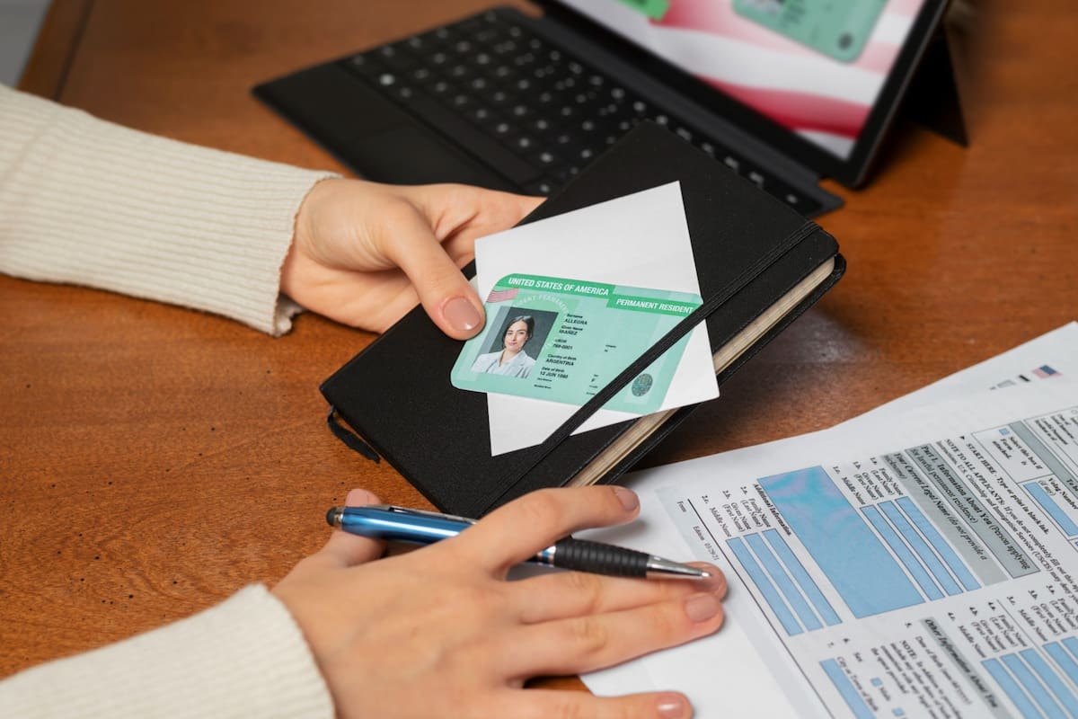 La green card es el documento que expide el gobierno de Estados Unidos como prueba de que un extranjero está autorizado para vivir y trabajar en ese país de forma legal