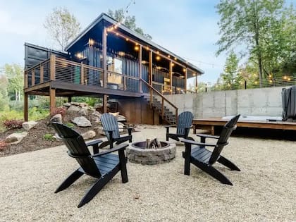La Green Creek Shipyard 2.0, nombre que recibió el segundo contenedor, incluye un espacio de fogón y un jacuzzi.