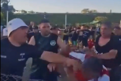 La gresca entre dos sectores del gremio de Moyano, el domingo pasado, en Argentinos de Merlo