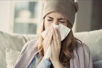 La gripe, el resfriado común y la mayoría de las demás enfermedades de las vías respiratorias superiores son causadas por virus, por lo que no se pueden curar con antibióticos, que se usan para tratar infecciones bacterianas