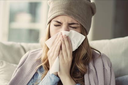 La gripe, el resfriado común y la mayoría de las demás enfermedades de las vías respiratorias superiores son causadas por virus, por lo que no se pueden curar con antibióticos, que se usan para tratar infecciones bacterianas
