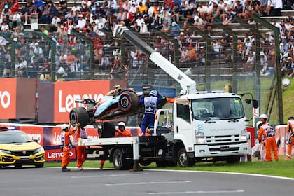 La grúa carga el auto de Logan Sargeant sobre un camión de rescate; el piloto estadounidense pasó de ser obligado a ceder su Williams a su compañero Alexander Albon en el Gran Premio de Australia a un accidente en el primer entrenamiento en el GP de Japón.