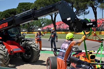 La grúa comienza a retirar el auto de Sergio Pérez luego de su despiste en la última práctica del Gran Premio de Emilia Romagna de Fórmula 1, en Ímola.