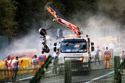 La grúa levanta los restos del auto de Juan Manuel Correa, el piloto ecuatoriano que impactó contra el auto de Anthoine Hubert en la carrera de F.2 en Spa-Francorchamps de 2019; el quiteno le rindió homenaje al joven francés que murió en el accidente