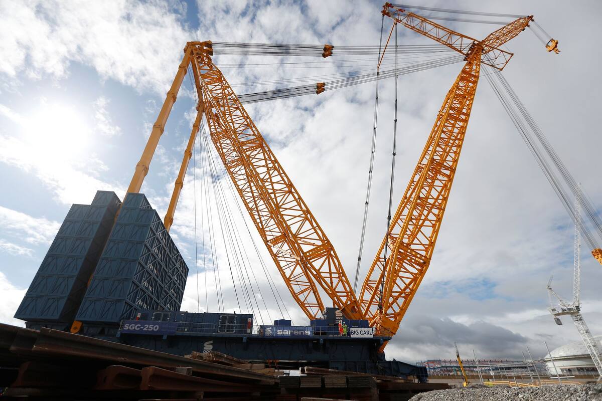 La grúa Sarens SGC 250, también conocida como Big Carl, es capaz de levantar hasta 5200 toneladas