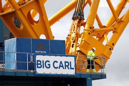 La grúa Sarens SGC 250, también conocida como Big Carl, es capaz de levantar hasta 5200 toneladas