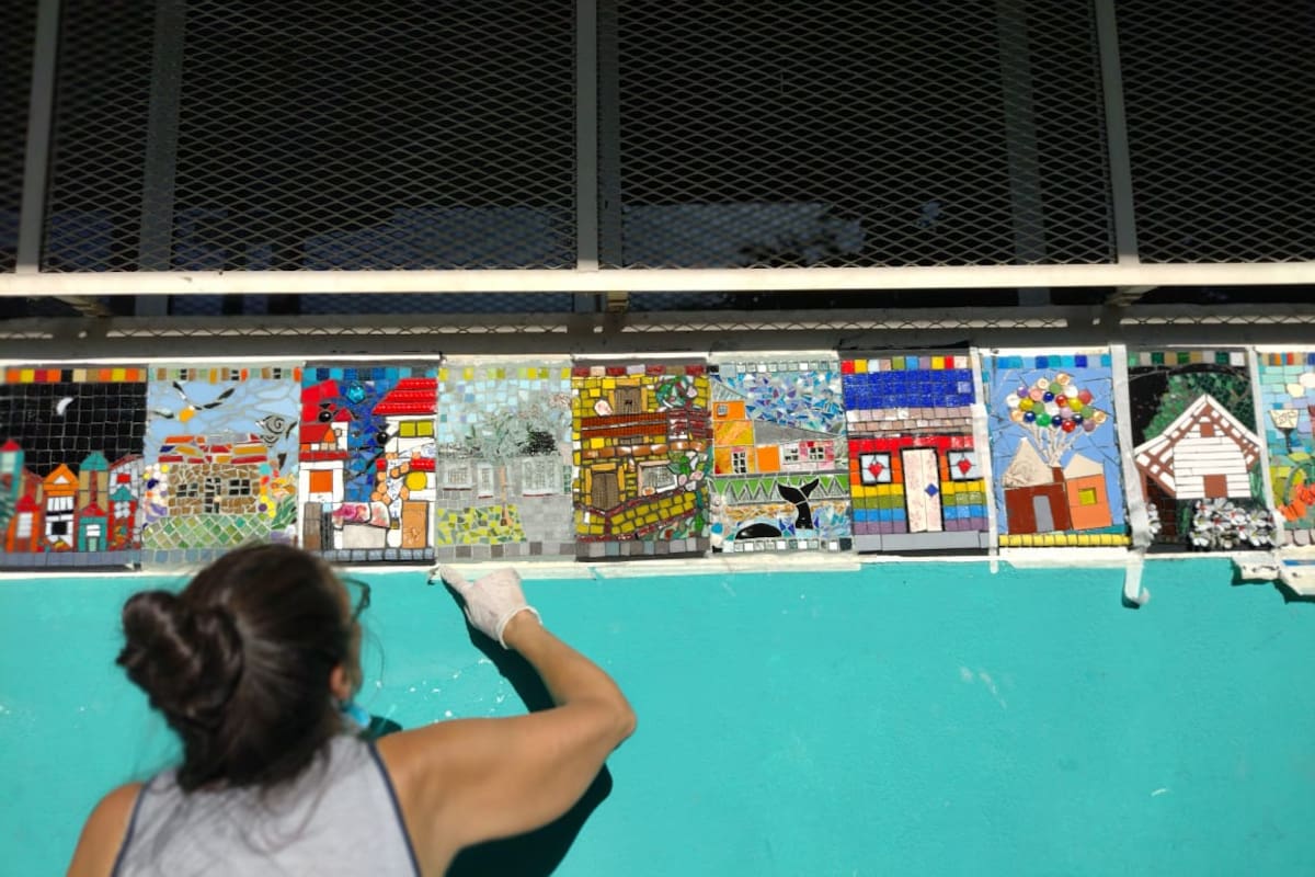 La guarda de 22 metros cubre la pared de un pasillo del Hospital Penna