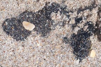 La Guardia Costera busca descubrir el origen de la contaminación en las playas