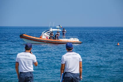 La Guardia Costera de Italia monitorea las playas italianas, el 13 de agosto de 2025
