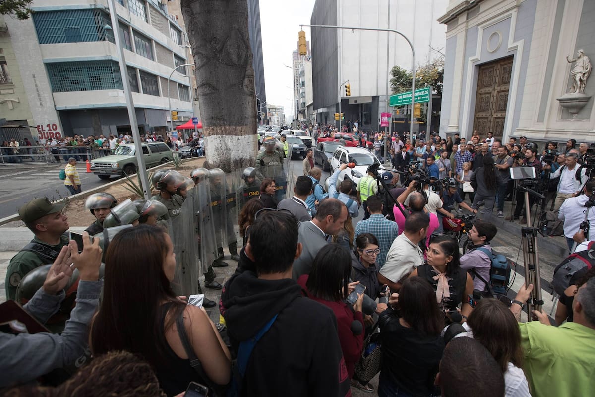 La Guardia Nacional, ayer, bloqueó el paso al Parlamento