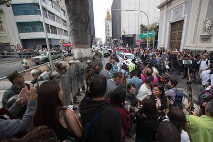 La Guardia Nacional, ayer, bloqueó el paso al Parlamento