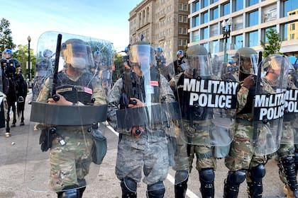 La Guardia Nacional bloquea una calle cerca de la Casa Blanca, en Washington