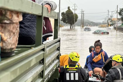 La Guardia Nacional de California realiza evacuaciones en localidades inundadas