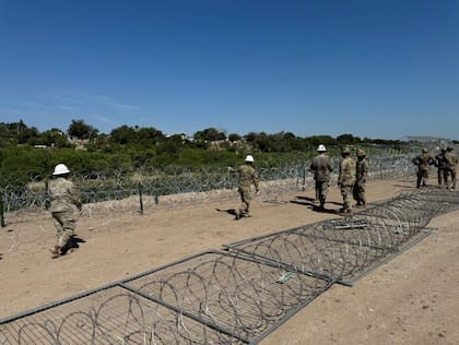 La Guardia Nacional de Texas inició los trabajos de instalación de una tercera línea de alambre de púas en la frontera