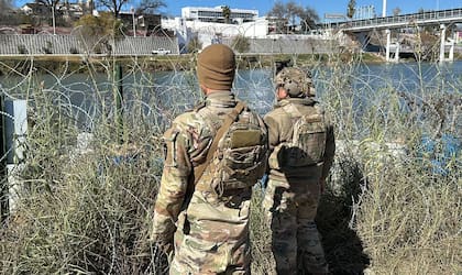 La Guardia Nacional de Texas mantiene la línea de alambre de púas en Eagle Pass, Texas