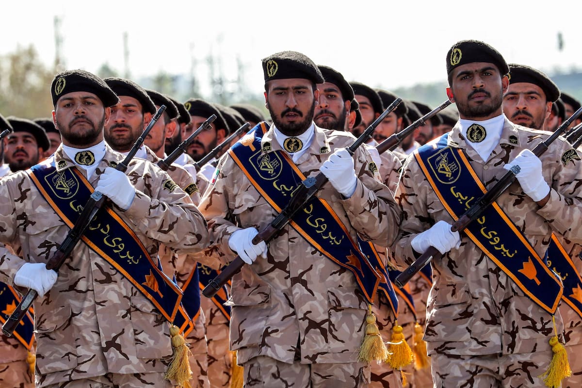 La Guardia Revolucionaria es un conglomerado militar, político y económico que fue fundado como una fuerza militar paralela al ejército regular de Irán en 1979, tras la Revolución Islámica