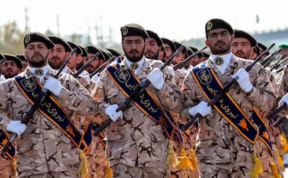 La Guardia Revolucionaria es un conglomerado militar, político y económico fue fundado como una fuerza paralela al Ejército regular de Irán tras la Revolución Islámica