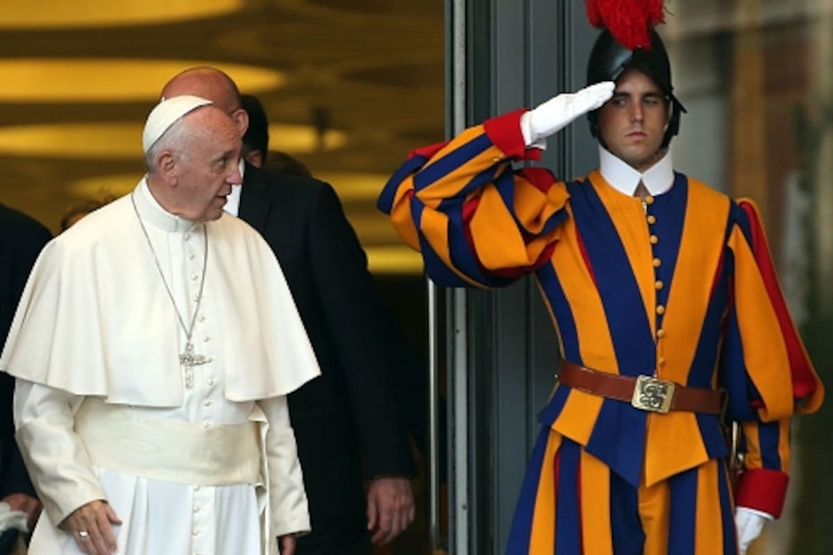 La Guardia Suiza Pontificia, fundada por el Papa Julio II en 1506, es un cuerpo militar formado por ciudadanos suizos, cuya tarea principal es velar por la seguridad del Sumo Pontífice y de su residencia.