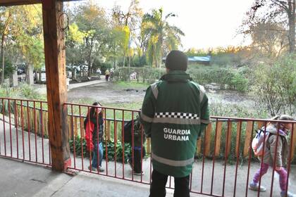 La Guardia Urbana de Escobar controla el ingreso de los alumnos de La Lumbrera, la escuela Waldorf de Ingeniero Maschwitz