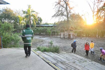 La Guardia Urbana de Escobar controla el ingreso de los alumnos de La Lumbrera, la escuela Waldorf de Ingeniero Maschwitz