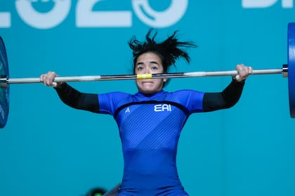 La guatemalteca Silvana González compite en la división de 49 kilogramos del levantamiento de pesas de los Juegos Panamericanos en Santiago, Chile, el sábado 21 de octubre de 2023. (AP Foto/Moisés Castillo)