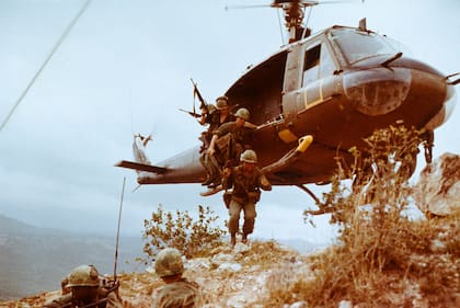 La guerra de Vietnam
Las dos décadas de conflicto (1955-1975)
Guerra "proxy"
En Vietnam, la Guerra Fría no era fría. EE.UU. apoyaba al gobierno de Vietnam del sur y la URSS al Vietcong, del norte
3.5 millones de personas se estima que perdieron la vida durante los más de 20 años de conflicto
La caída de Saigón: el 30 de abril de 1975, marcó el final del violento conflicto, y el inicio del gobierno comunista en Vietnam
Hasta hoy, la Guerra de Vietnam se considera uno de los fracasos militares más grandes de las fuerzas armadas estadounidenses