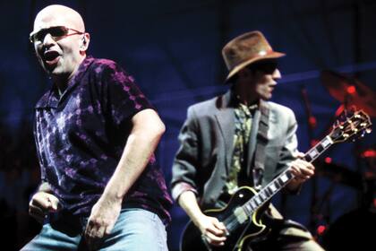 La guía definitiva sobre la banda del Indio Solari y Skay Beilinson incluye un ranking con sus 40 mejores canciones