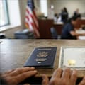 Confirman el criterio del Uscis para remitir casos de revocación de ciudadanía estadounidense