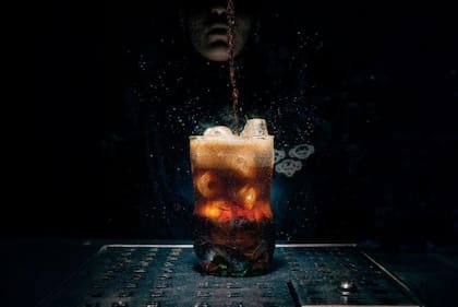 La guía oficial describe a Tres Monos como un bar indie que exhibe la "despensa líquida argentina"