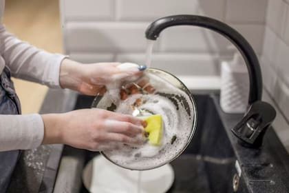 La guía práctica para lavar los platos y evitar el olor desagradable