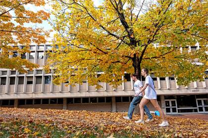 La guía se centra en cómo completar el Formulario Gratuito de Solicitud de Ayuda Federal para Estudiantes