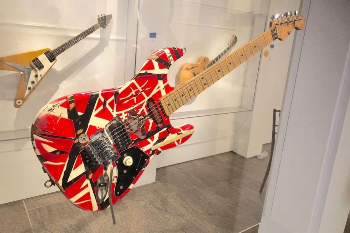 La guitarra de Eddie Van Halen es icónica por su diseño con rayas negras y blancas sobre un fondo rojo (Facebook/Eddie Van Halen)