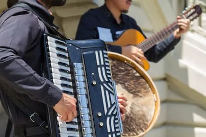 La guitarra, el pandero y el acordeón son utilizados para tocar cueca