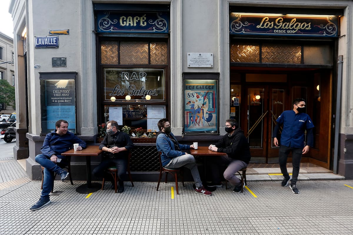 La habilitación de la gastronomía al aire libre llega para ordenar una situación que ya estaba ocurriendo en varios locales de la ciudad