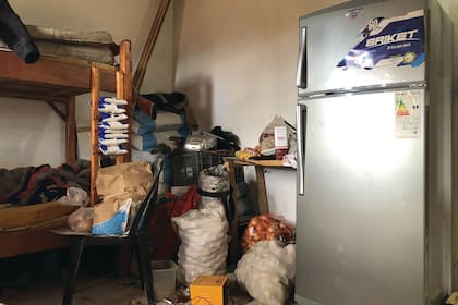 La habitación de Maciela y de sus hermanos funciona como la alacena de la casa porque no tienen lugar