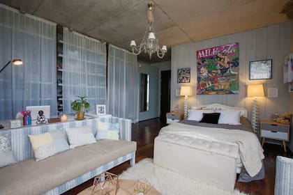 La habitación de Paloma tiene la misma distribución que el cuarto que su hermano, Santino. “Los diseñé de modo que los chicos puedan dormir, estar y estudiar en sus cuartos. Quería que cada uno tuviera su casita”, dice Javier.
