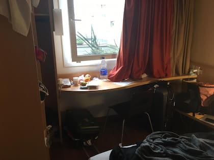 La habitación de una pasajera de uno de los 19 hoteles que la Ciudad de Buenos Aires dispuso para alojar a quienes llegaron de destinos considerados "de riesgo"
