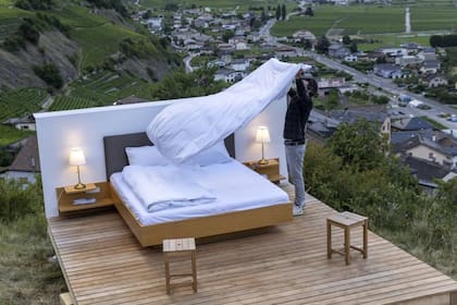 La habitación del hotel cero estrellas se replica en la campiña suiza, en un viñedo y en una carretera, a la vera de una estación de servicio