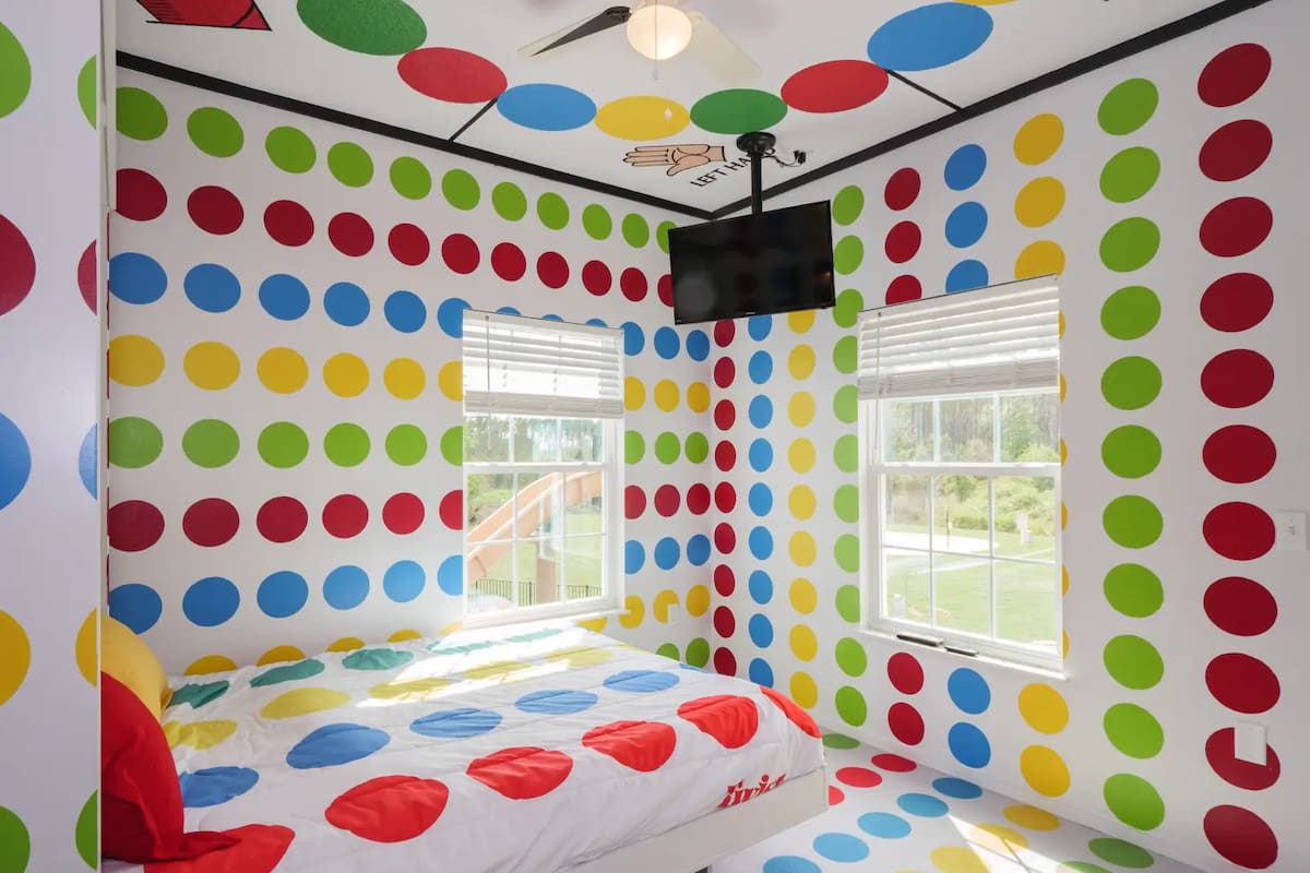 La habitación del Twister tiene el tablero en el techo y la alfombra en las paredes y ropa de cama