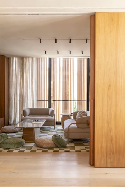 La habitación destinada al gimnasio se completó con un proyector y un sector de estar con alfombra (Elementos Argentinos). Sillones diseñados por Daniel Germani y Mariana Flombaum en colaboración con La Feliz.
