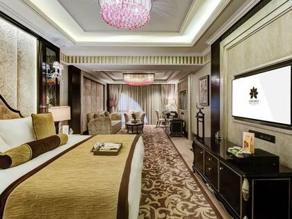 La habitación es espaciosa y está decorada en la misma línea que el lobby