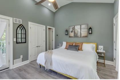La habitación "Fearless": con cama king-size, baño en suite y un balcón privado, la suite principal está inspirada en el álbum "Fearless"