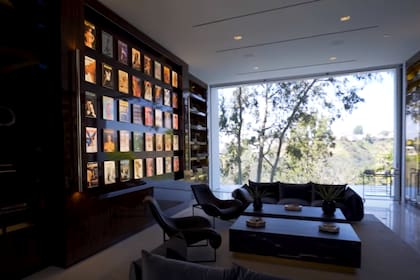 La "habitación para fumar" tiene, además, una colección de tapas históricas de la revista Playboy