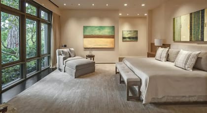 La habitación principal con vista al bosque de una de las casas donadas